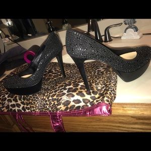 Gianni Bini studded heels 🖤